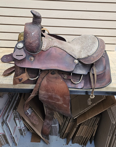 Circle western saddle - 16”,
