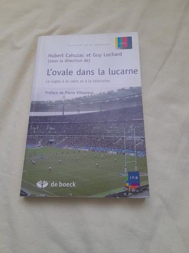 Livre ovale dans lucarne - l, la