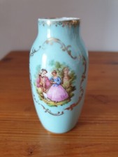 Petit vase en porcelaine de