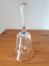 Magnifique cloche de table en cristal de Bohème décorée de festons de fleurs dor