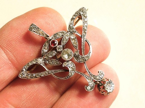 Beau pendentif - (ou, broche)