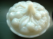 BONBONNIERE DRAGEOIR EN OPALINE DECOR CERISES portieux?vallerysthal? début XXème