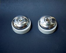 Deux anciens interrupteurs LEGRAND en porcelaine et chrome, Va et vient