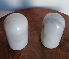 Vintage: jolies salière et poivrière en marbre blanc  C91