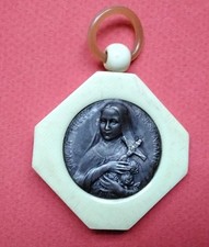 Médaille de Berceau Sainte-Thérèse de l' Enfant Jésus en bakélite et métal