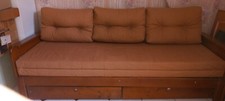 banquette lit en pin, couchage Gigogne, coussins cannelle 2 tiroirs rangement. 