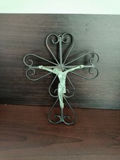 Christ en métal patiné vert ,sur croix en fer forgé.