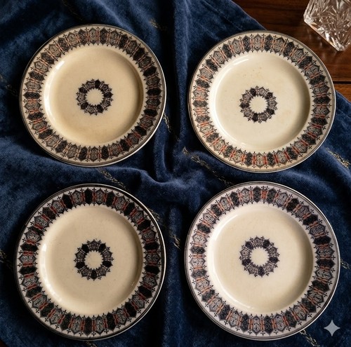 Lot assiettes à - 4,