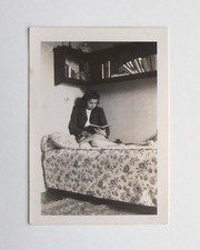 Jeune femme lit livre lit fleurit chambre - Photo ancienne snapshot, Flers 1942