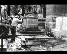 PARIS XX° PERE LACHAISE / Enlévement de PIERRE TOMBALE suite à VENDALISME en1994
