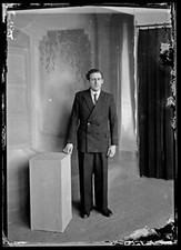 Portrait studio homme debout - ancien négatif photo an. 1940