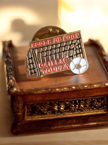 Pin vintage football - pin's, École