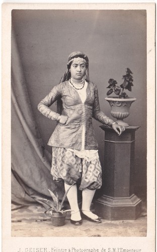 Jeune fille mauresque tenue