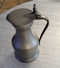 JOLI PICHET  avec couvercle, en étain. hauteur 21 cm poinconne