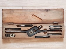 Ancien outil "tourne à gauche", taraudage avec son coffret