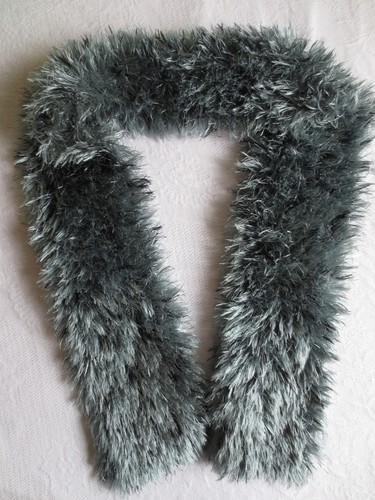 Echarpe poils longs gris - a,