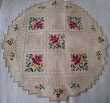 ANCIEN NAPPERON  brodé main- diamètre 36 cm