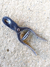 ANCIENNE PINCE A INCISER LA