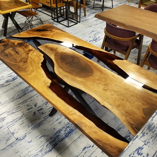 Table époxy transparente avec