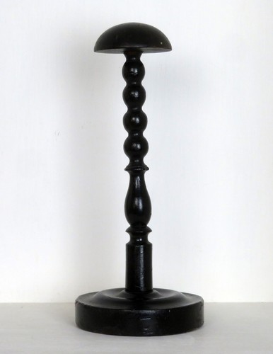 Une porte perruque chapeau - une,