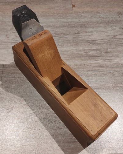 Rabot en bois - 🏵️,