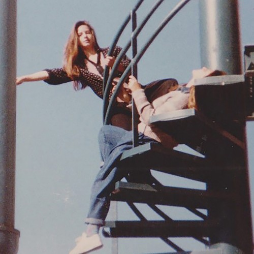 Belle jeune femme sur - , escalier