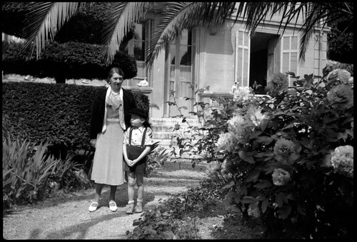 Famille jardin maison enfant