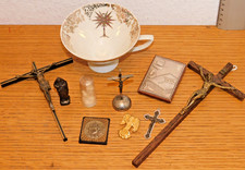 vintage LOT tasse CROIX sur SOCLE jesus CRUCIFIX medaille ANGE statue PLAQUE JC