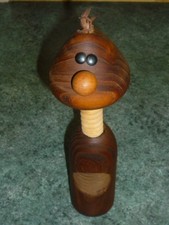 ANCIEN CASSE NOIX NOISETTE EN BOIS A VIS  VINTAGE SUEDOIS FORME DE CHIEN STYLISE