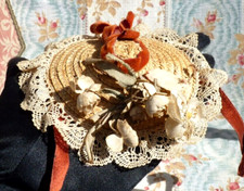 POUPÉE ANCIENNE, ANCIEN CHAPEAU CAPELINE en PAILLE TRESSÉE fin XIXe