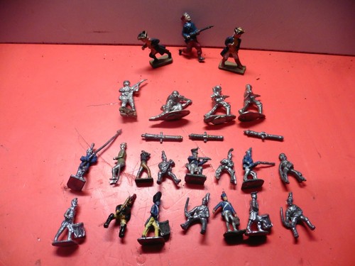 Lot anciens petits - 8, soldats