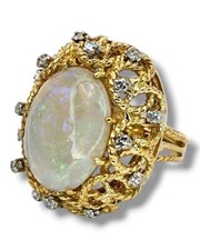 18K Yellow Gold Ring with Opal Gemstone and Dimonds