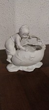 Élégante statuette en biscuit de porcelaine – Enfant au panier fleuri – style XI