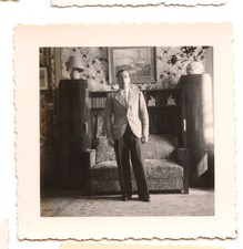 Homme debout salon fauteuil - photo ancienne amateur an. 1940