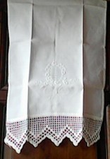 Pièce de tissu brodé main