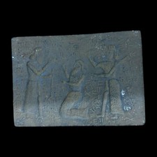 ANCIENNE TUILE EN PIERRE DU PROCHE ORIENT AVEC SCÈNE DE CÉRÉMONIE ROYALE