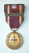 MEDAILLE OTAN / NATO - BARRETTE FORMER YUGOSLAVIA - RUBAN DETEINT