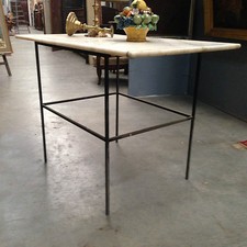 table rectangulaire piétement fonte de fer dessus marbre veinée . XX siècle .
