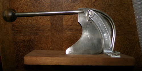 Ancien coupe pain - ,