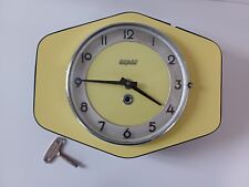 Ancienne Pendule murale à clé, formica jaune