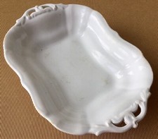 PLAT sur  piédouche faïence FINE et BLANCHE. PETRUS REGOUT. MAASTRICHT. XIXeme  