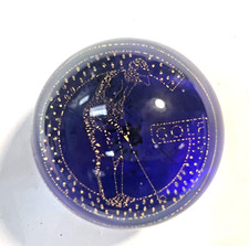 rare  presse papier représentant un golfeur doré sur fond bleu