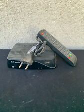 Un décodeur TV numérique de marque Strong.