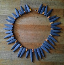 Bijoux Collier ras de cou en Lave Volcanique et Ambre de la Baltique.