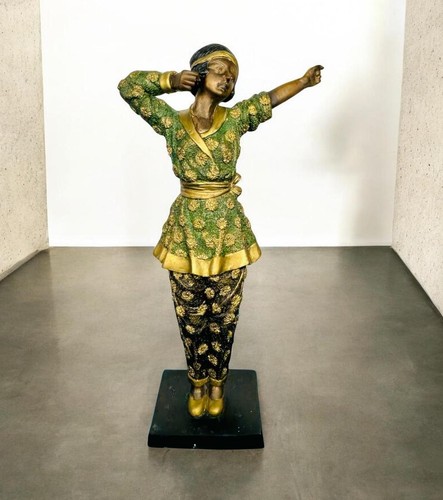 Antique bronze sculpture - bronze,