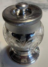 Moulin à café ancien métal argenté Cailar Bayard et cristal taillé ?