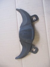 Cache avant de réservoir pour