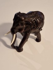 ELEPHANT ANCIEN SCULTÉ AVEC