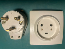 Prise femelle à encastrer