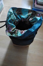 Boite et sac à main bourse en osier tissu soie et batik vert Artisanat Indonésie